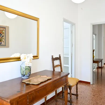 2 - Sunny Corner Flat דירה