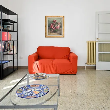 2 - Sunny Corner Flat דירה *