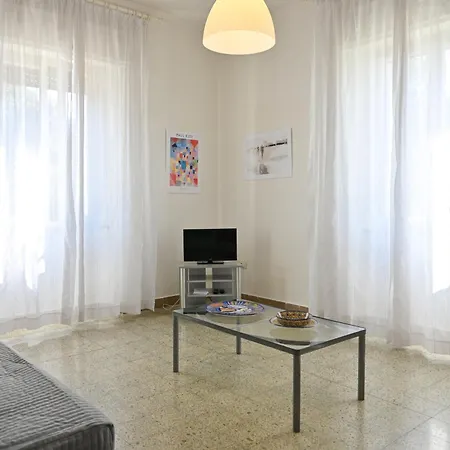 2 - Sunny Corner Flat דירה *