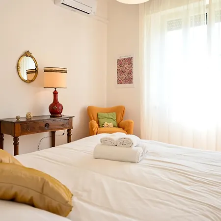 2 - Sunny Corner Flat דירה