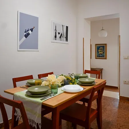 2 - Sunny Corner Flat דירה