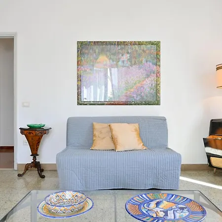 2 - Sunny Corner Flat דירה *