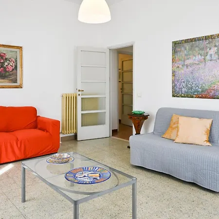 2 - Sunny Corner Flat דירה *
