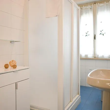 2 - Sunny Corner Flat Apartment *