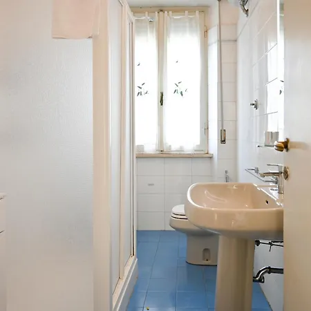 Apartment 2 - Sunny Corner Flat *