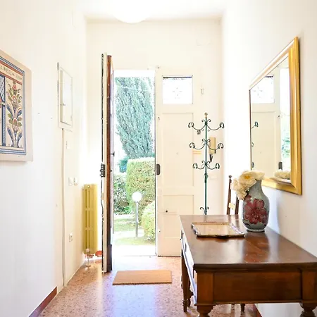 2 - Sunny Corner Flat Apartment