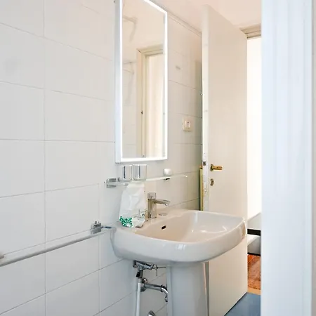 2 - Sunny Corner Flat Apartment *