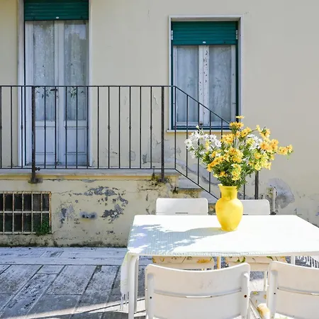 Apartment 2 - Sunny Corner Flat *