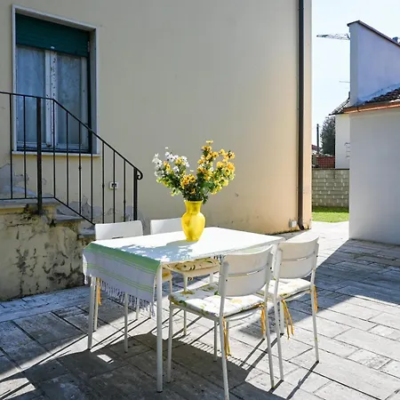 2 - Sunny Corner Flat Apartment *